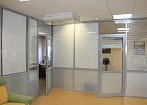 Разделения площади офиса на отдельные кабинеты с помощью перегородок из ПВХ или алюминия. Быстрое возведение и монтаж конструкции. mobile