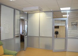 Разделения площади офиса на отдельные кабинеты с помощью перегородок из ПВХ или алюминия. Быстрое возведение и монтаж конструкции.