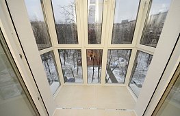 Эркерный пластиковый балкон с повышенной теплоизоляцией и удобным обслуживанием . Проходит больше света в комнату за счет полнометражного остекления. tab