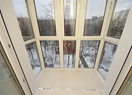 Эркерный пластиковый балкон с повышенной теплоизоляцией и удобным обслуживанием . Проходит больше света в комнату за счет полнометражного остекления.