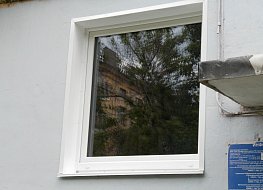 Окно полностворчатое из профиля VEKA Softline
Внешние откосы из оцинкованной стали с порошковой покраской 