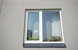 Стандартное решение окна с одной створкой с улучшенным мультифункциональным стеклопакетом. Преимущество в летний период времени – сохраняет прохладу. tab
