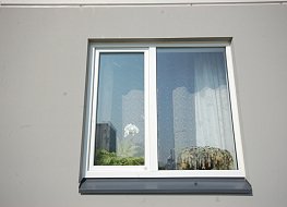 Стандартное решение окна с одной створкой с улучшенным мультифункциональным стеклопакетом. Преимущество в летний период времени – сохраняет прохладу.