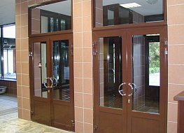 Алюминиевые входные двери обладают высокой надежностью. Имеют повышенные характеристики по сравнению с пвх аналогами и повышенную пожаростойкость.